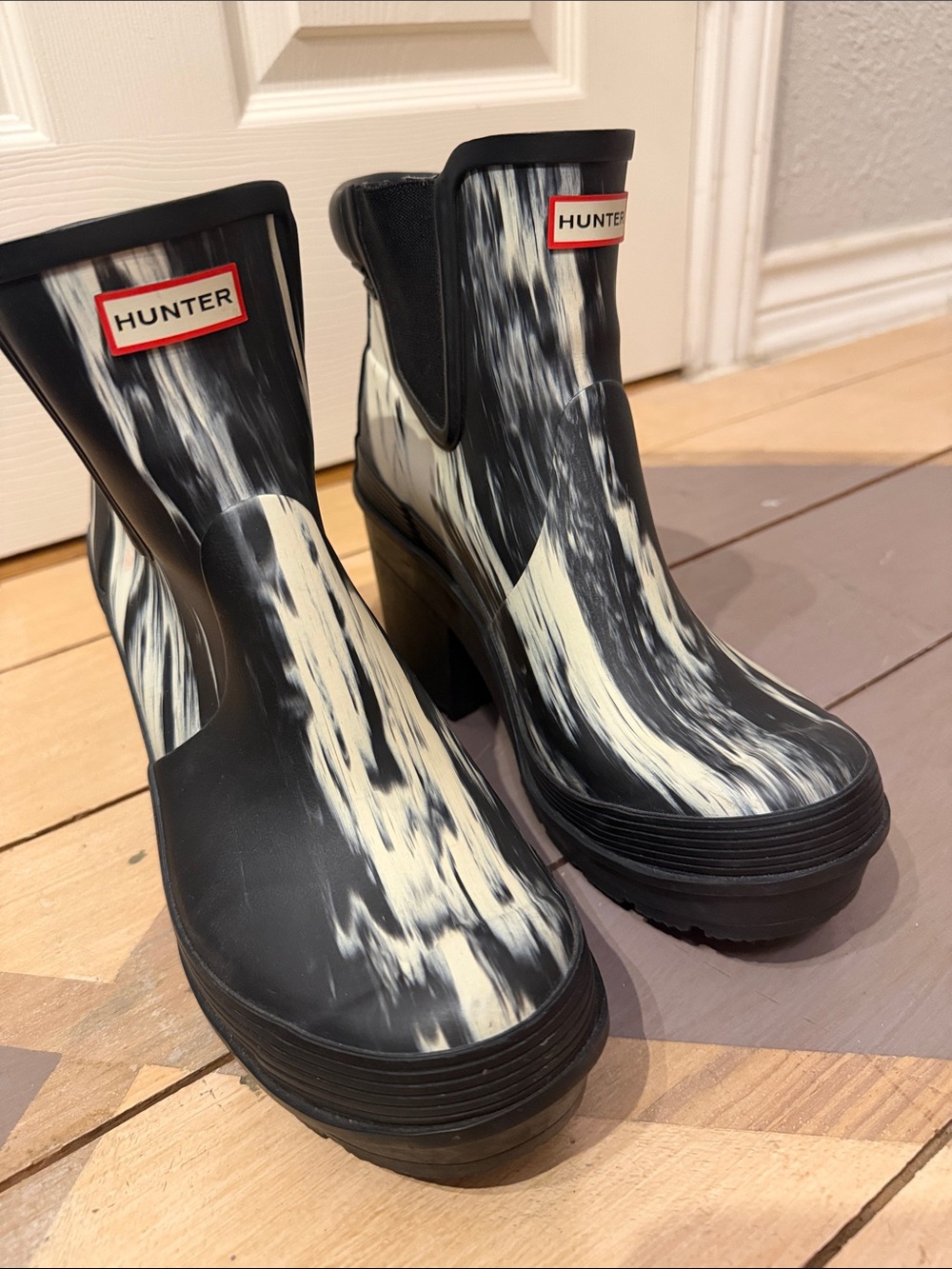Hunter Size 39 Black and Cream Marbled Heeled Rain Booties